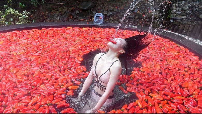 “Ndizet” kinezja, e zhytur në ujë të nxehtë ha 20 speca djegës për 60 sekonda