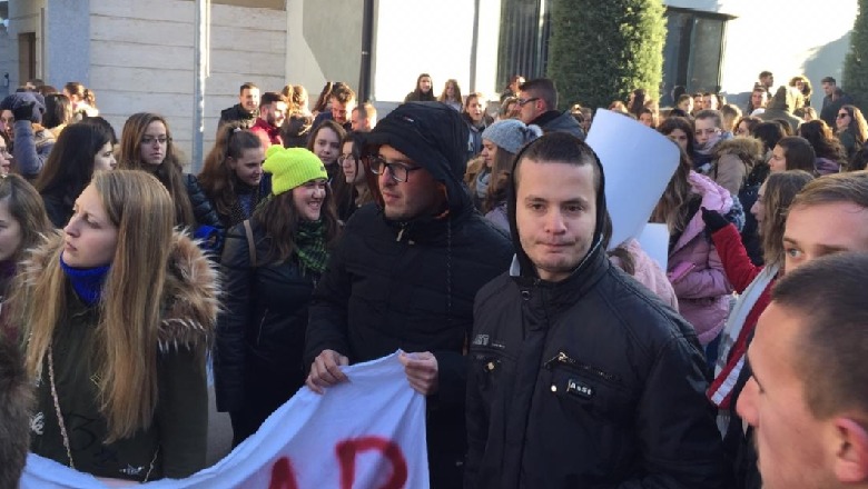 Korçë/ Studentët denoncojnë drejtoreshën e gjimnazit: Bëri status kundër protestës, u ka bërë presion nxënësve, me funksione në PS