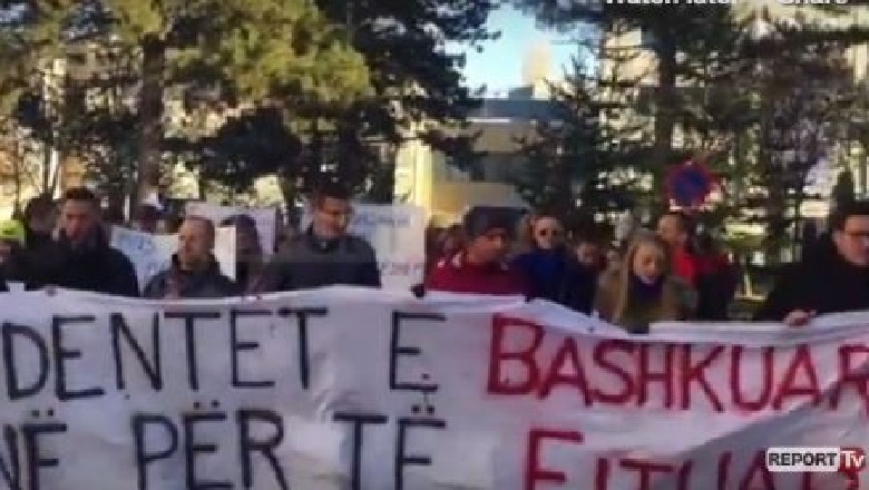 Dita e 9-të/ Mbyllet protesta e studentëve në Korçë me marshimin para Katedrales