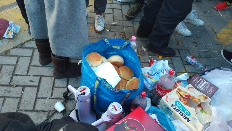 Qytetarët vijojnë solidarizimin me studentët, u shpërndajnë ushqime