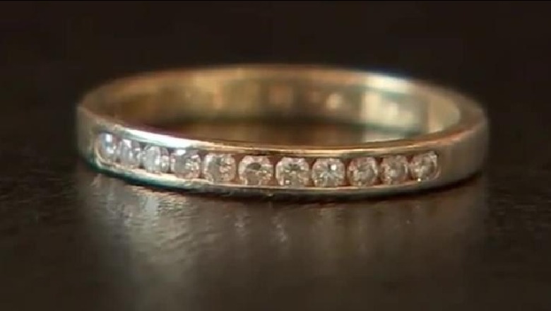 Humbi unazën e diamantit në tualet, 9 vite më vonë ia kthen punonjësi i bashkisë