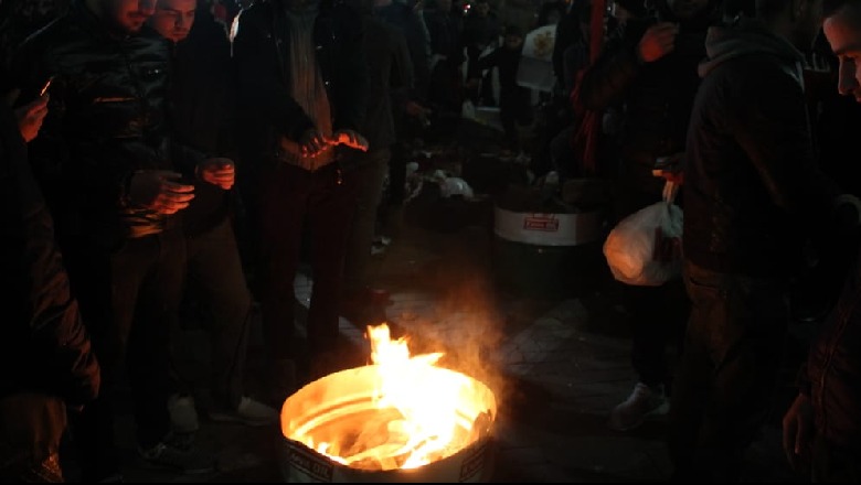 Studentët te Kryeministria ndezin zjarr (FOTO)