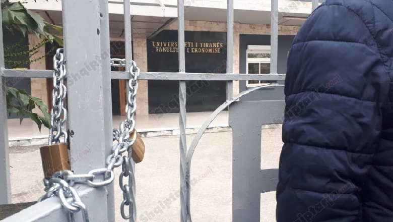 Studentët i vendosin kyçin fakultetit të Ekonomikut