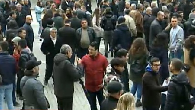 Qytetari nga Elbasani në protestë: Na ndaluan në Sauk, erdhëm në këmbë