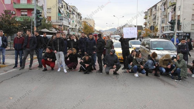 Protesta, studentët bllokojnë disa prej akseve rrugore në kryeqytet (FOTO)