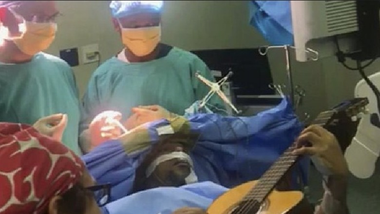 Show i rrallë i muzikantit të Xhazit, luan kitarë gjatë operacionit në tru