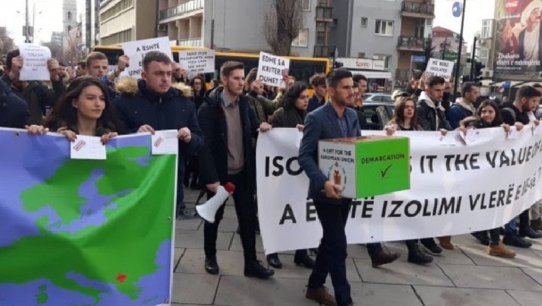 Studentët në Kosovë kërkojnë liberalizimin e vizave, 'dhurojnë' pasaportat e tyre e pyesin Mogherinin për vlerat e BE-së?