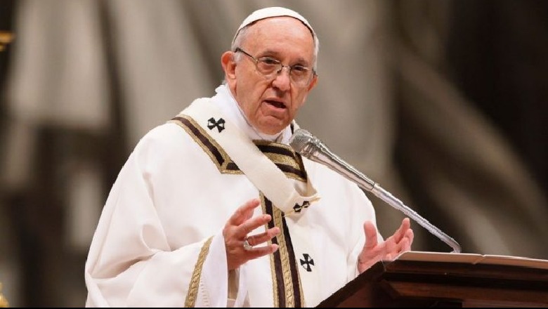 Krishtlindjet, mesazhi i Papa Françeskut:  Ndani me të tjerët, mos jetoni duke ngrënë e grumbulluar