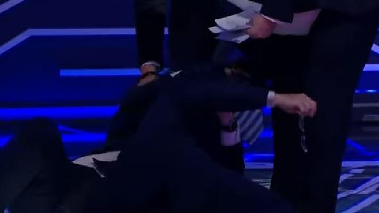 Sherr në transmetim live, deputetin shtrin në tokë dhe grushton analistin (Video)