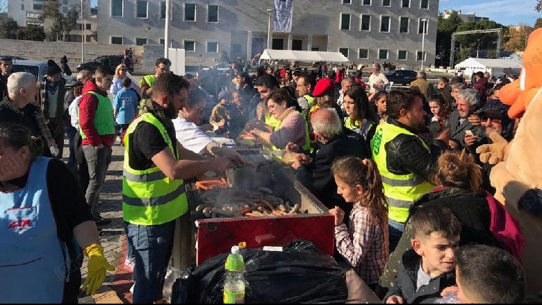 Dreka e Krishtlindjes në sheshin 'Nënë Tereza'/'Një pjatë më shumë për njerëzit në nevojë' 
