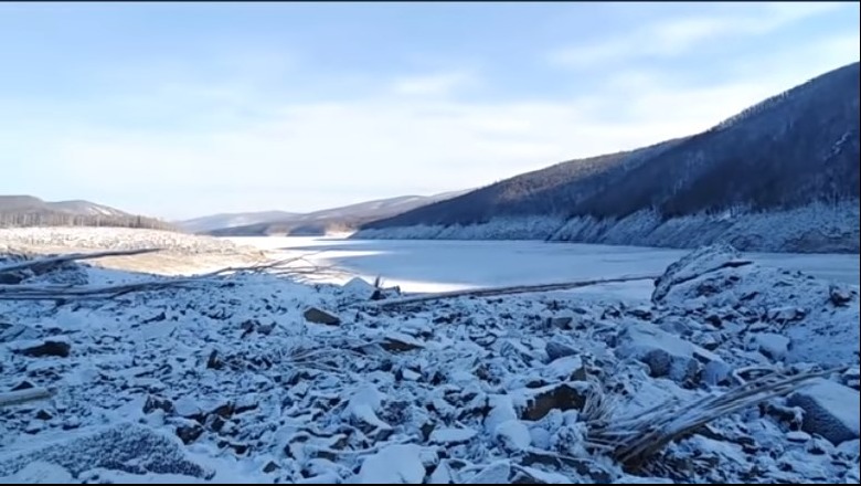 Mbetjet e meteorit bien në Rusi, rrafshojnë një kodër (VIDEO)