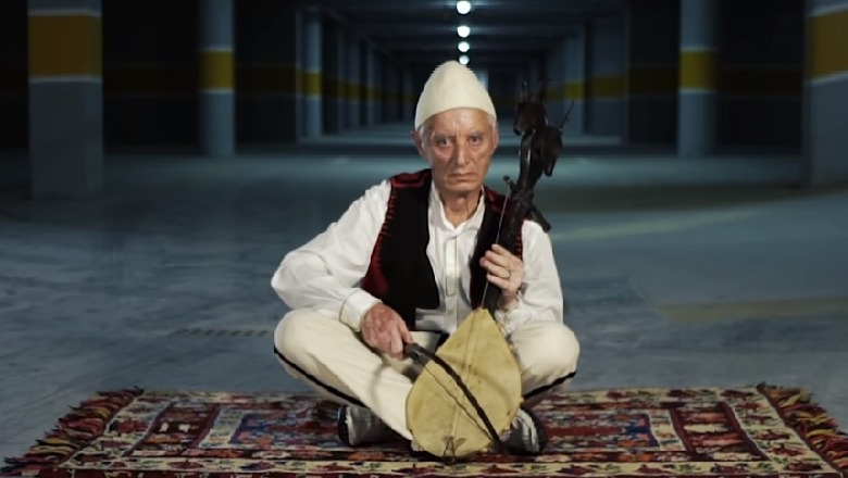 Me plis dhe lahutë/ Bald In Black & Maria Prifti sjellin hitin 'This is Albania' (VIDEO)