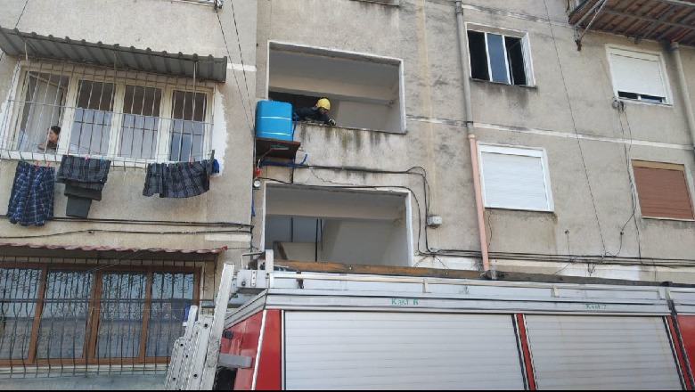 Zjarr në një apartament në Elbasan, shkak rrjedhja e gazit, nuk ka të lënduar (VIDEO)