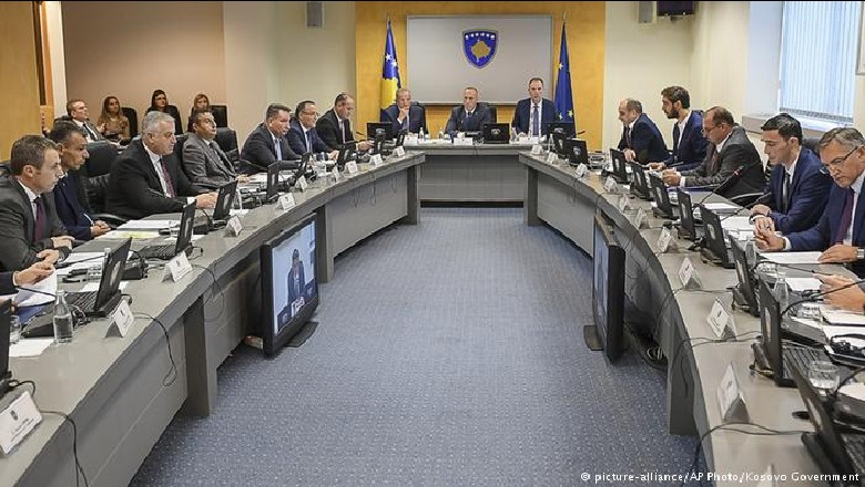 Qeveria e Kosovës zgjeron e taksën 100% për mallrat nga Serbia