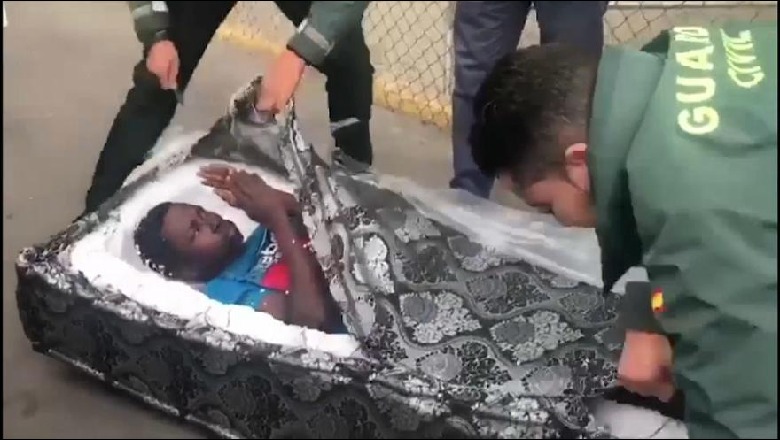 Të fshehur në dyshekë, si i gjeti policia 2 refugjatët që tentuan të kalonin kufirin spanjoll (Video)