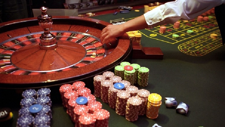 Me tavolinë pokeri dhe çipsa, procedohet penalisht pronari i lokalit të basteve në Fier