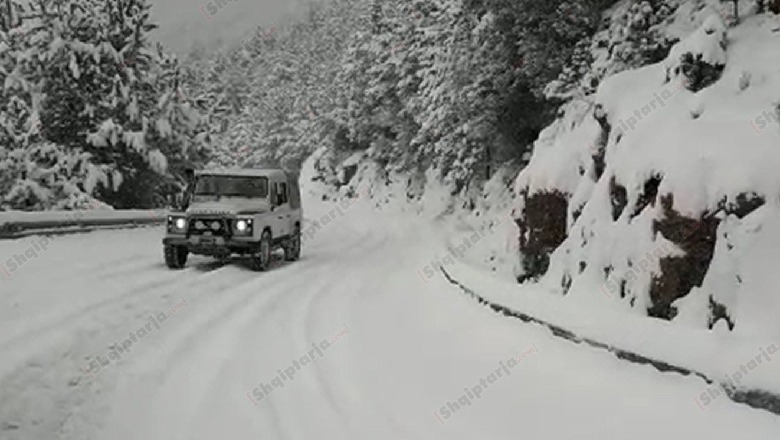 Reshjet e dëborës, ARRSH: Ja akset rrugore ku nuk do të lejohet kalimi pa zinxhirë 