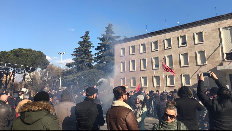 Protesta, studentët hedhin flakadanë përpara Kryeministrisë 