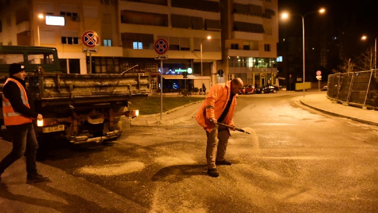Moti i acartë, kripë dhe skorje gjatë natës në rrugët e kryeqytetit (FOTO)