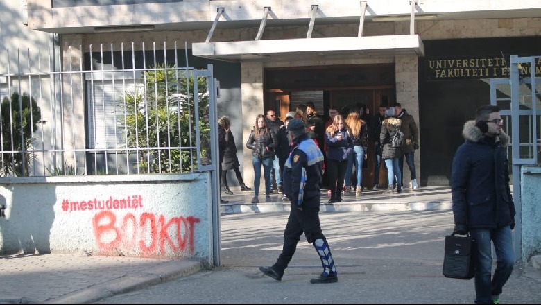 Studentët rikthehen në auditore, policia monitoron Fakultetet pas incidenteve me mbylljen e dyerve (FOTO)