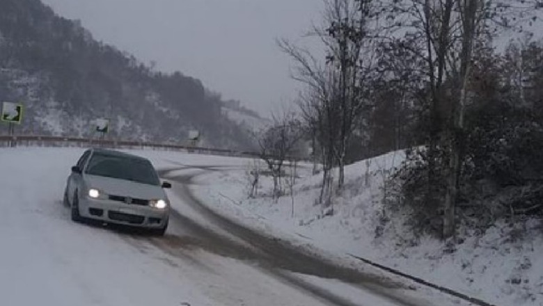 Reshjet e dëborës/ Qendro dhe Çako inspektojnë aksin Librazhd-Qafë Thanë-Korçë: Lëvizja pa zinxhirë