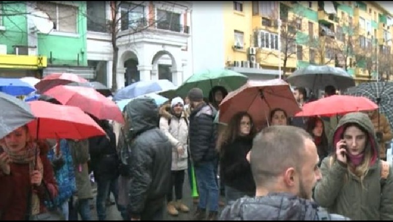Protesta/ Një grup studentësh vijojnë të bojkotojë mësimin, protestë para MAS dhe Kryeministrisë