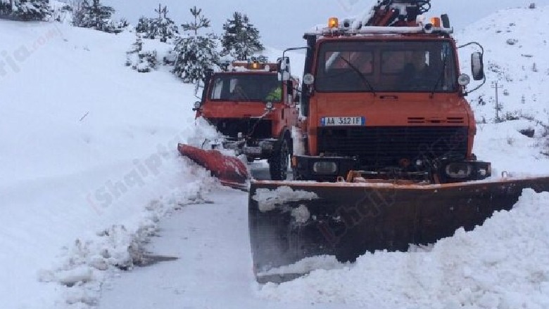 Rinisin reshjet e dëborës në Korçë, trashësia arrin në 70 cm, të bllokuara rrugët e disa fshatrave (FOTO)