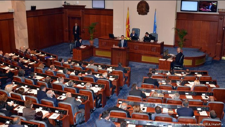 Votohen ndryshimet kushtetuese në Kuvend/ Nga sot Maqedonia do të njihet si “Republika e Maqedonisë së Veriut”