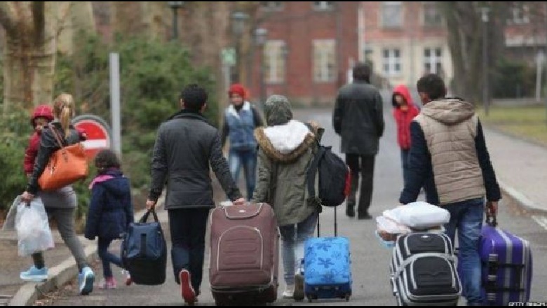 Si po ikin shqiptarët në heshtje, emigracioni po zbraz vendin