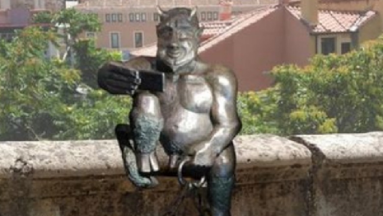 Me smartphone në dorë teksa bën 'selfie', skulptura e djallit po çmend katolikët spanjollë