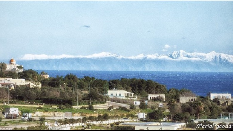 Malet me borë të Shqipërisë duken si një 'dallgë gjigande' nga brigjet italiane (FOTOGALERI)