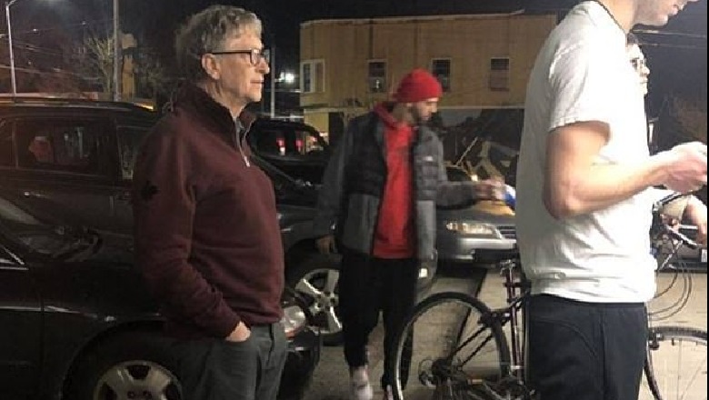 Bill Gates, miliarderi që pret në këmbë për një hamburger me patate (Foto)
