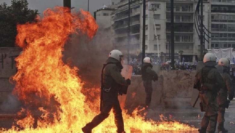 Përplasja në Athinë, plagosen policë dhe protestues