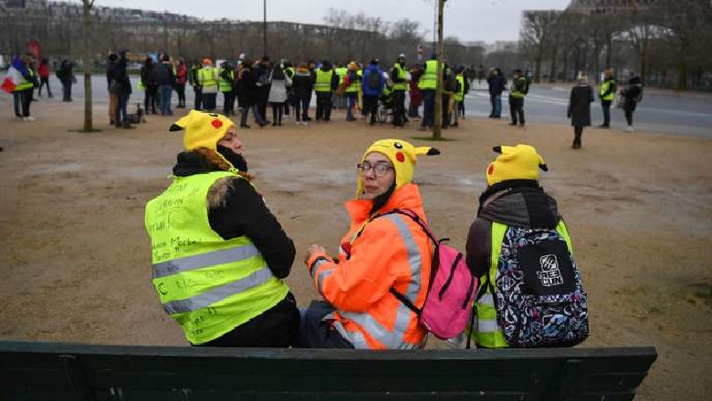 Gratë franceze në mbështetje të protestës, marshojnë në të gjithë vendin të veshura me jelekë të verdhë