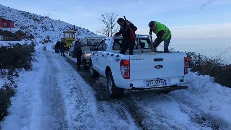 Pas disa javëve bllokim nga dëbora, hapet rruga në Dukagjin (FOTO) -  Shqiptarja.com