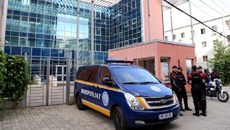 Akuzat për korrupsion/ Pezullim nga detyra dhe detyrim paraqitje për prokurorin Spartak Çoçoli, burg dy të tjerëve