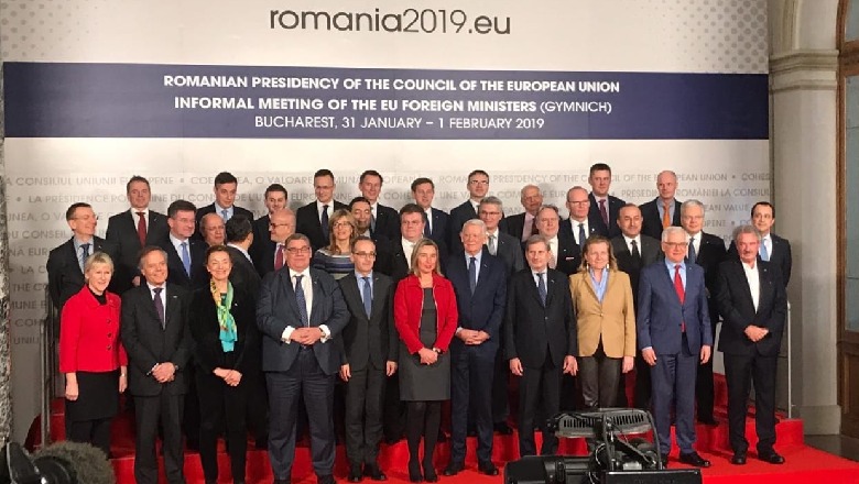 Vizita e parë jashtë vendit si ministër/ Cakaj në Rumani: BE të vlerësojë arritjet e Shqipërisë