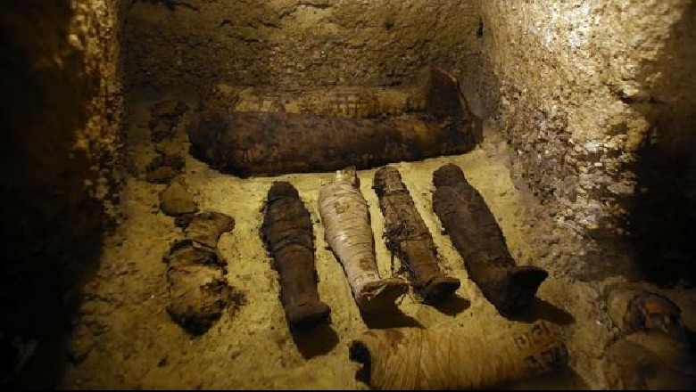 Zbulimi i fundit në Egjipt, arkeologët nxjerrin nga shkëmbi 40 mumje me dorëshkrime demotike (FOTO)