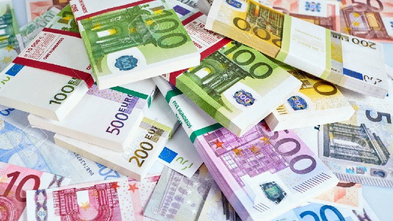 Kursimet e shqiptarëve në euro arrijnë 4 miliardë, rritje me 10%