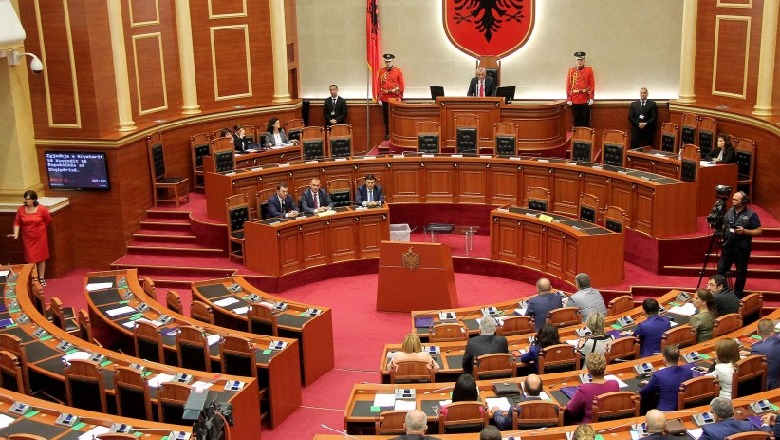 Studimi/ Deputetët shqiptarë ankohen për pagën, gjysma i kanë bashkëshortet të punësuara në shtet