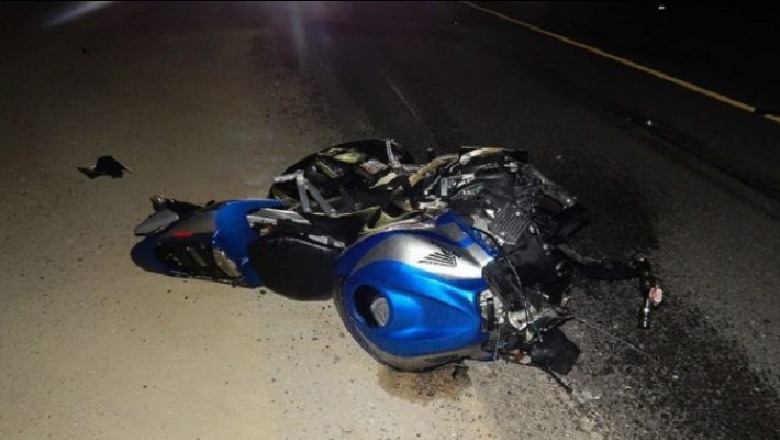 Aksident në Gramsh, makina përplaset me motoçikletën, plagoset 17-vjeçari