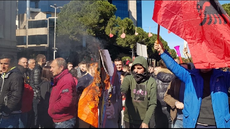 Shënohen incidentet e para, protestuesit hedhin tymuese, djegin 'Ramën'