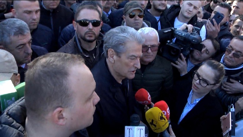 Berisha,  Basha dhe Kryemadhi 'verbohen' nga zjarri: Asnjë protestues nuk shfaqi dhunë!