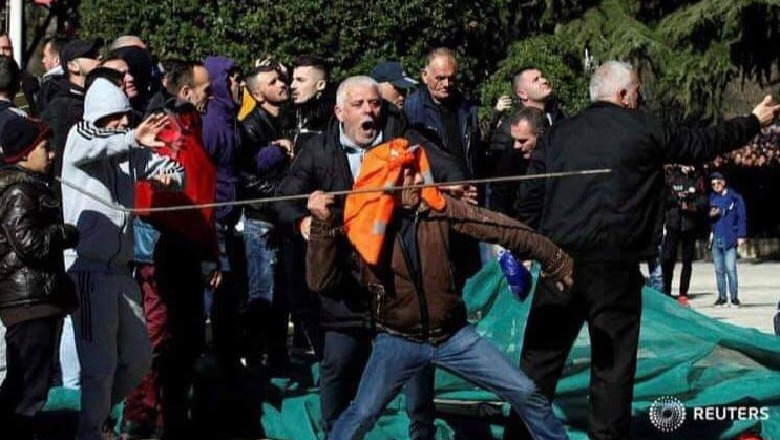  'This is Sparta'/ Fotoja epike e protestuesit që sulmon Kryeministrinë me shtizë, bëhet virale