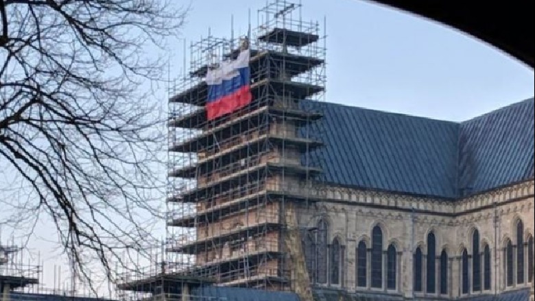Një vit nga helmimi i agjentit rus në Angli, shfaqet flamuri provokues në katedralen e qytetit 
