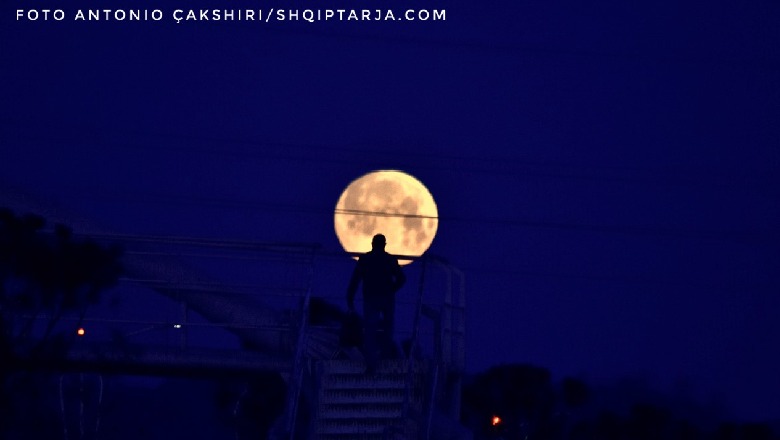 Spektakli i Super Hënës më të ndritshme të vitit në Tiranë, ja fotot
