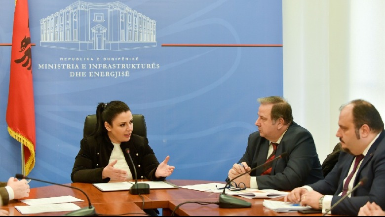 Energjia nga panelet diellore, ministrja Balluku: Politikë e re, po qartësojmë problematikat