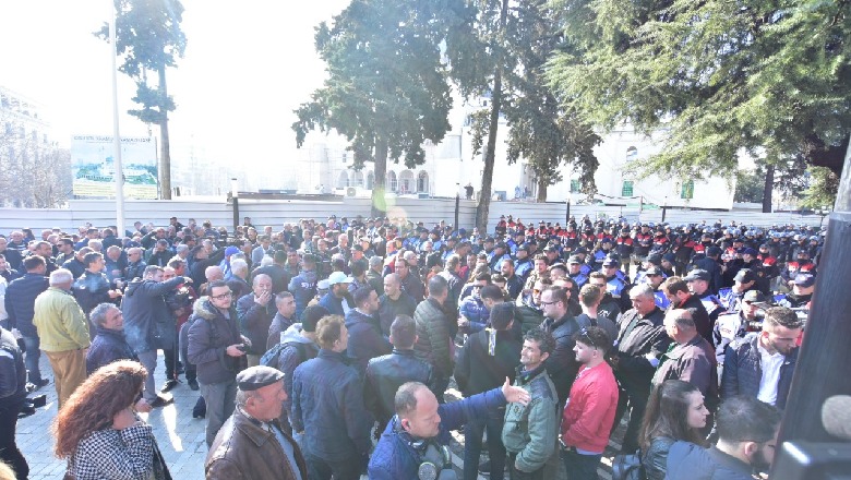 Protesta e opozitës, ndërpritet sinjali i celularëve në të gjithë bulevardin