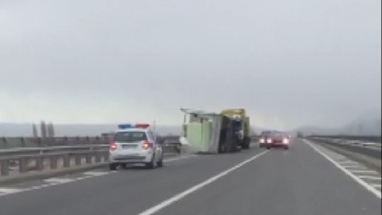 Erërat e forta përmbysin kamionin në aksin Pukë-Shkodër