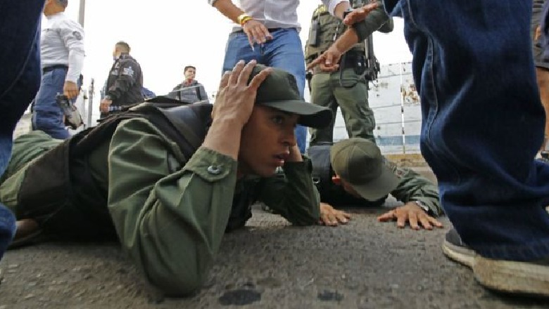 Maduro mbylli kufinjtë me Kolumbinë, opozita venezueliane përplaset me ushtrinë